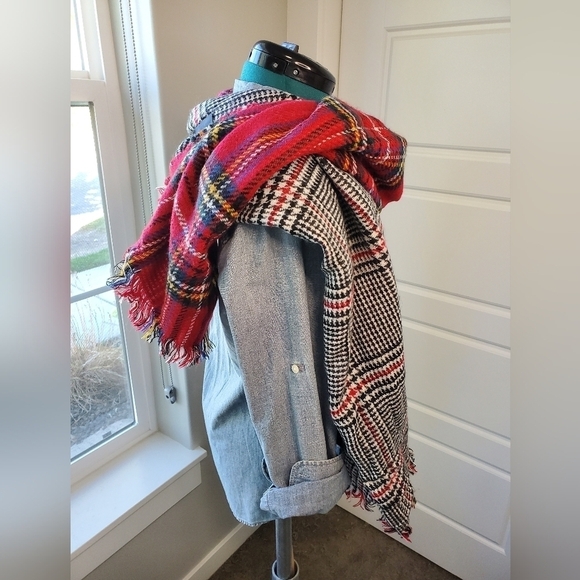 STEVE MADDEN BLANKET SCARF OVERSIZE WRAP REVERSIBLE RED PLAID BLACK PLAID WOMEN - Picture 3 of 12